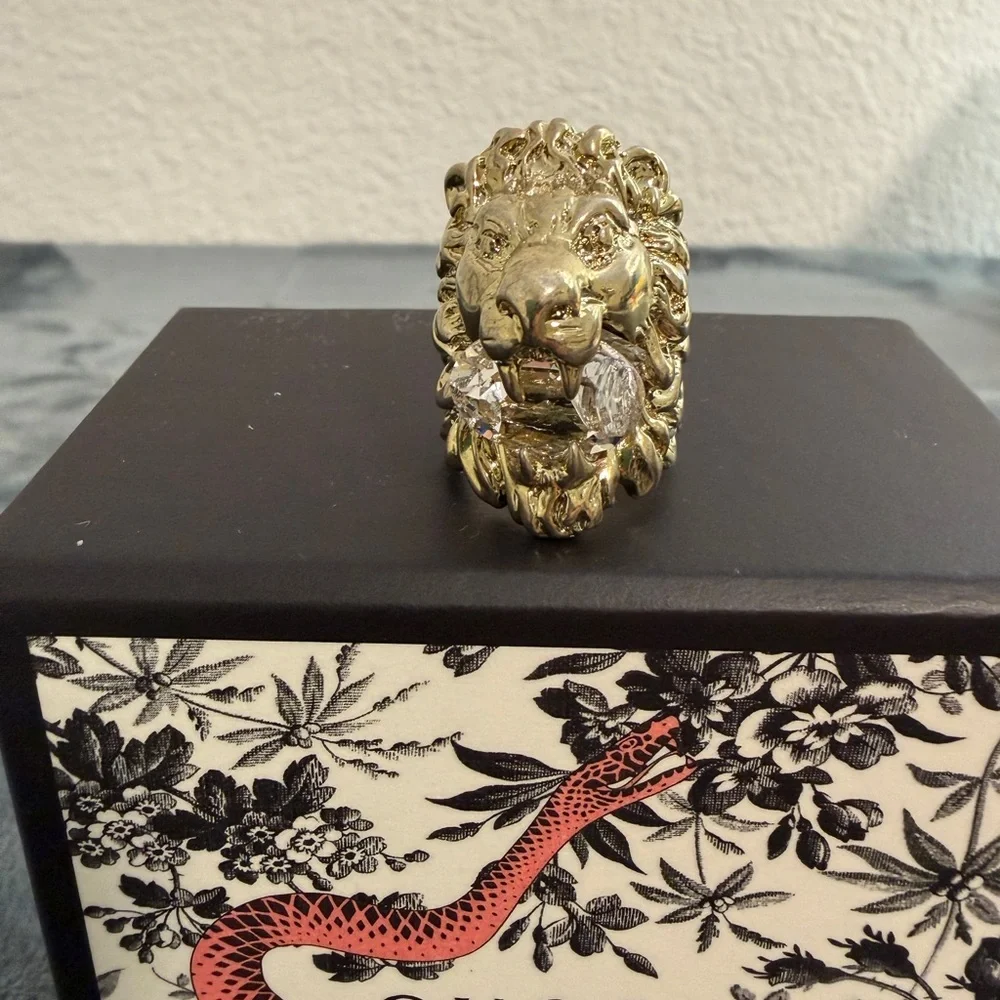 BRAND NEW Gucci Gold Lion Head Clear Crystal Size 10 / X-Small / 5.25
